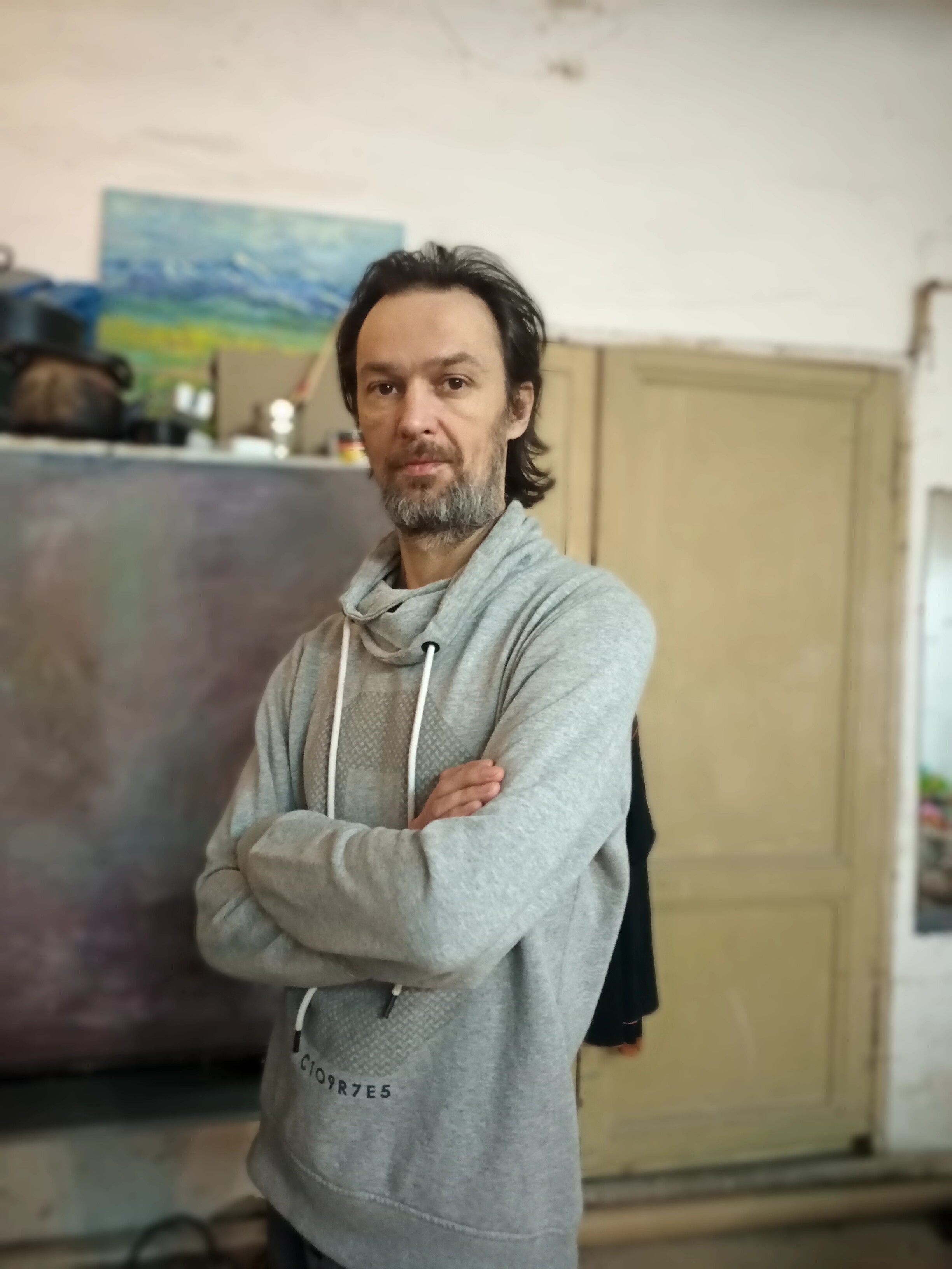 Mykhailo Kashkarov in his studio